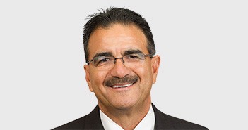 El Dallas ISD nombra a un nuevo director de atletismo  - Gil Garza