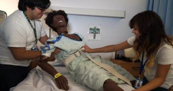Los estudiantes en el campo de la salud se preparan para el futuro