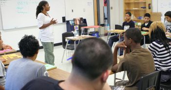 Los sustitutos cubren una necesidad importante en el salón de clases https://thehub.dallasisd.org/newsroom/wp-content/uploads/2014/12/Substitute-teacher-story.jpg