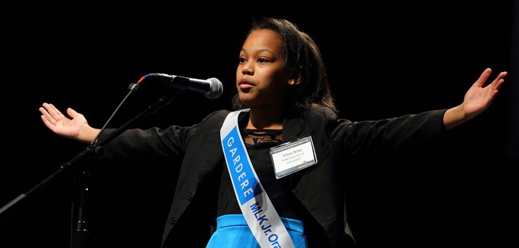 Alumna ganadora de la competencia de oratoria MLK, hace un llamado para terminar con la violencia