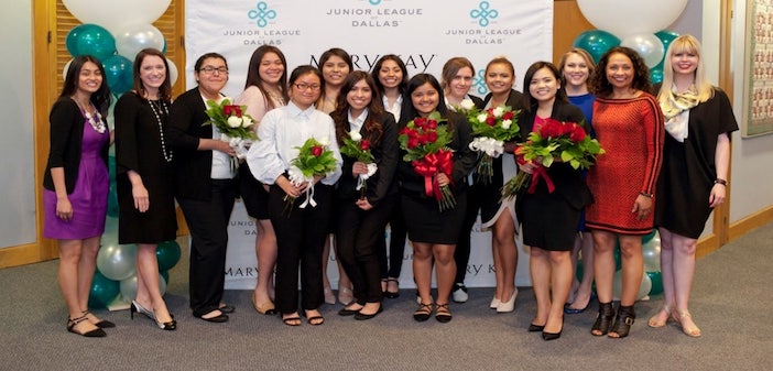Diez excelentes alumnas reciben becas universitarias del programa Women LEAD