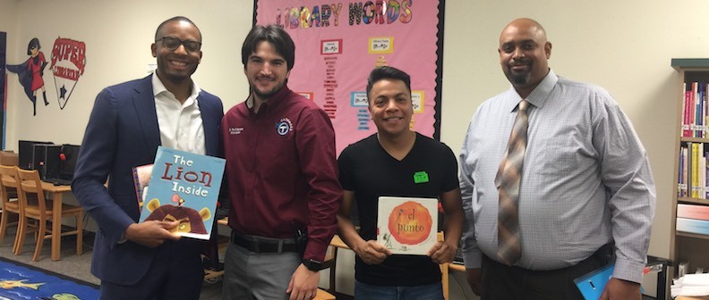 Tatum Elementary School recibe visita especial para celebrar el Día Internacional de Alfabetización