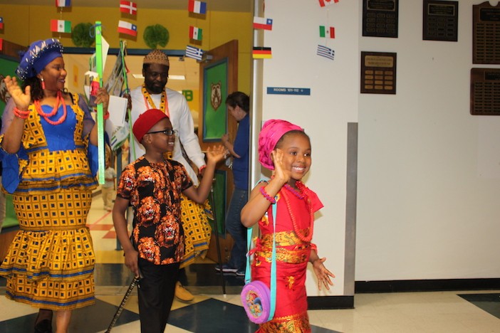 Anne Frank Elementary School celebra noche cultural