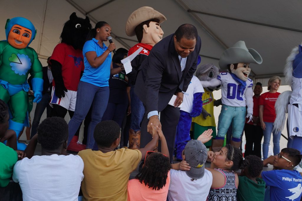 Más de 9,000 estudiantes reciben útiles escolares en la Feria de Regreso a Clases patrocinada por el alcalde