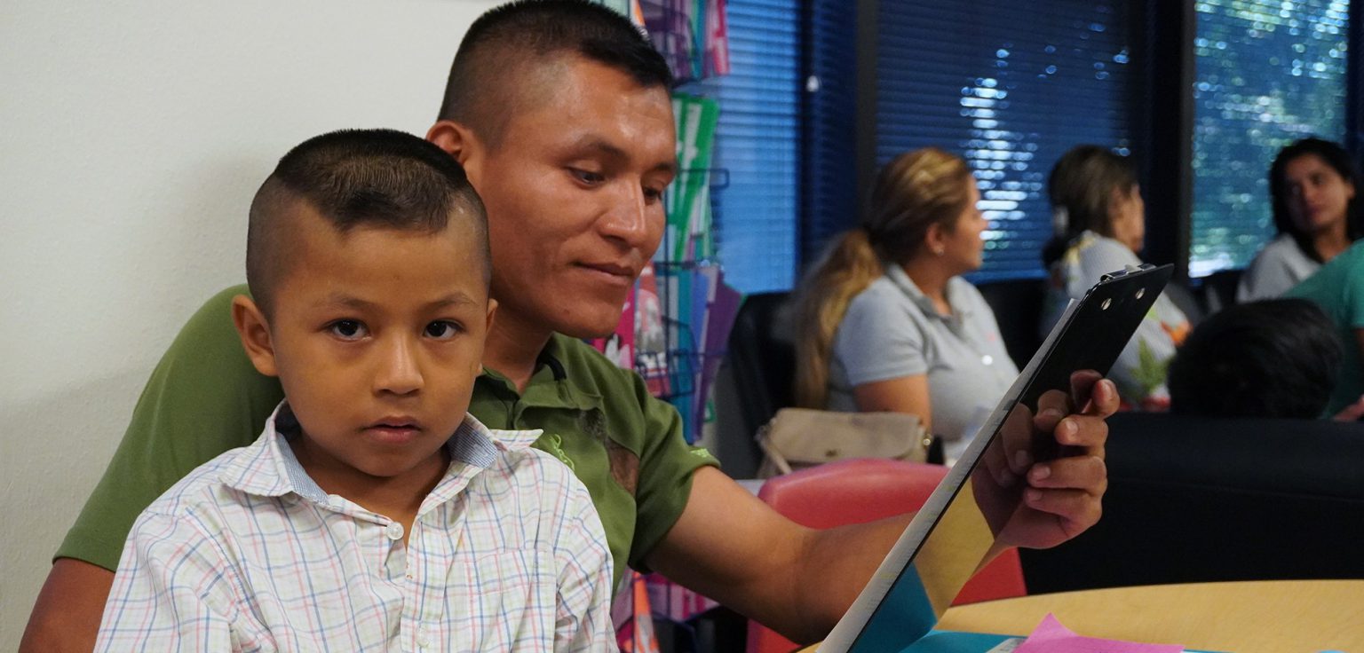 Decenas de inmigrantes recién llegados a Dallas inscriben a sus hijos en la escuela a través del Student Intake Center