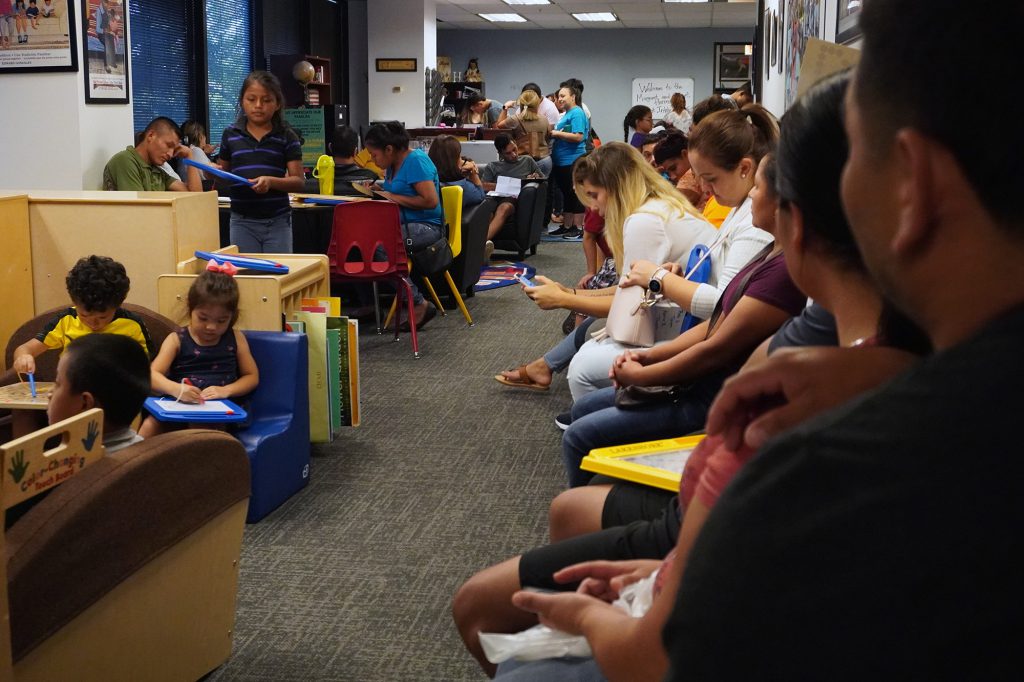 Decenas de inmigrantes recién llegados a Dallas inscriben a sus hijos en la escuela a través del Student Intake Center