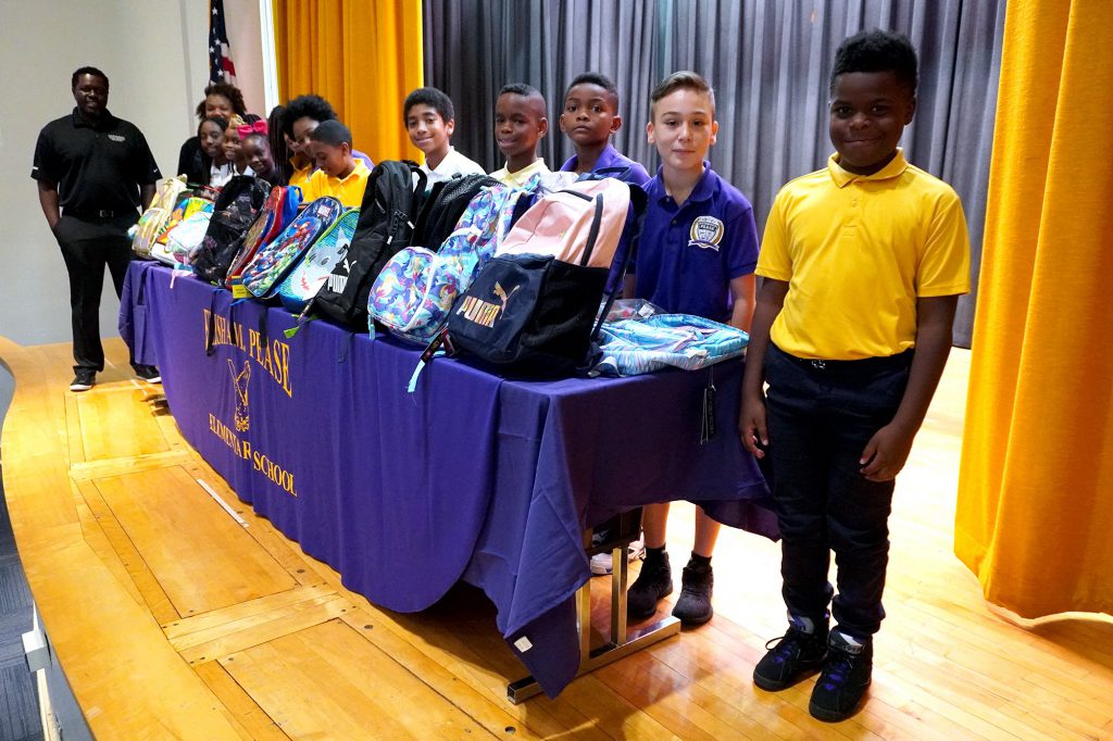 Empresa de ingeniería dona mochilas a escuela del sur de Dallas