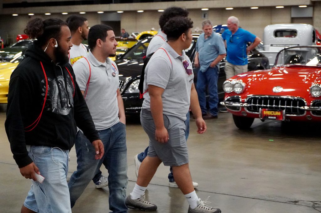 Estudiantes de mecánica automotriz se inspiran en exhibición de autos de Mecum Auctions