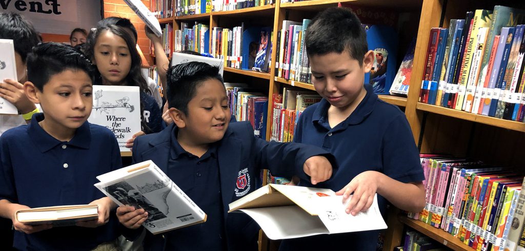 Donación de Whataburger añade más de 1,000 libros a biblioteca escolar
