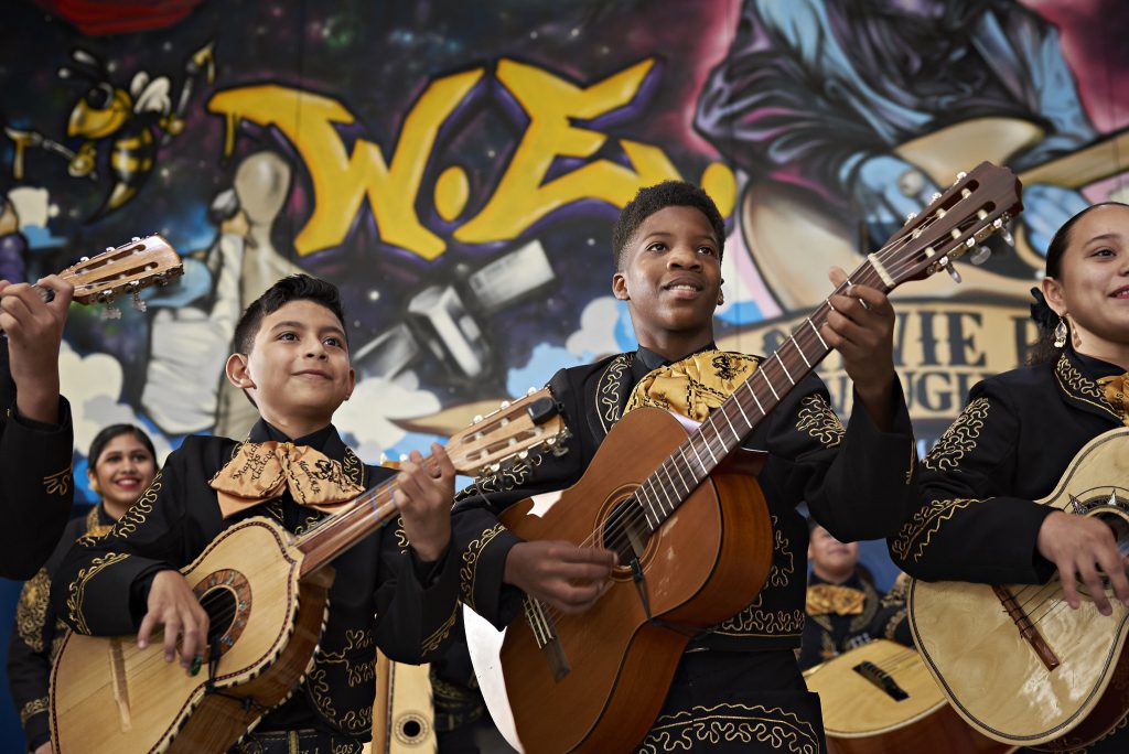 Programas artísticos de Dallas ISD promueven la inclusión y multiculturalismo