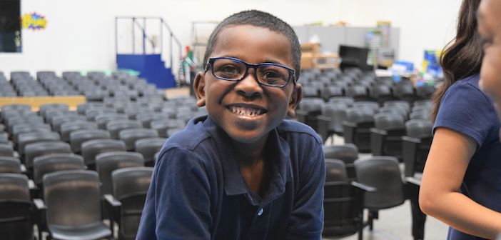 Estudiantes reciben lentes gratis en el Día Mundial de la Vista