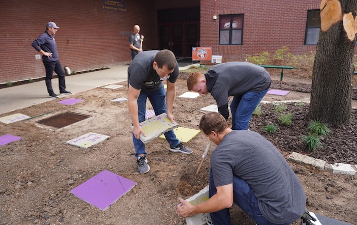 Voluntarios ayudan a abrir nuevo laboratorio en Pleasant Grove Elementary School