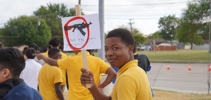 Estudiantes se manifiestan para poner fin a la violencia en la comunidad de Pleasant Grove