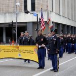 Estudiantes de preparatoria de Dallas ISD honran a veteranos durante un desfile anual