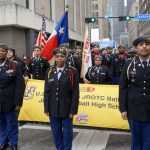 Estudiantes de preparatoria de Dallas ISD honran a veteranos durante un desfile anual
