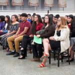 Estudiantes de preparatoria prometen volver a Dallas ISD tras recibir su título de educación