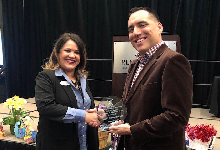Evaluador principal de dislexia de Dallas ISD gana Premio de Excelencia en Educación