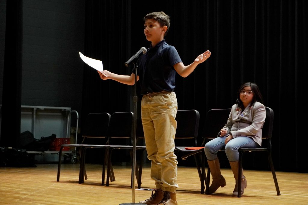 ‘Hemos creado más de 100 escritores:’ Concurso de poesía inspira a los estudiantes del distrito