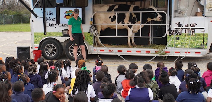 Dallas ISD inicia la Semana nacional de desayunos escolares con una excursión a una granja de leche