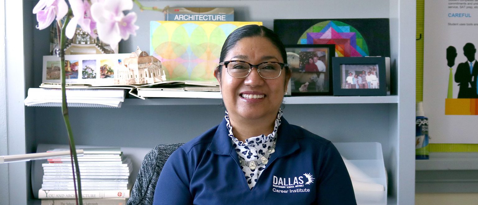Arquitecta profesional se une a instituto de profesiones de Dallas ISD para diseñar el futuro con los estudiantes