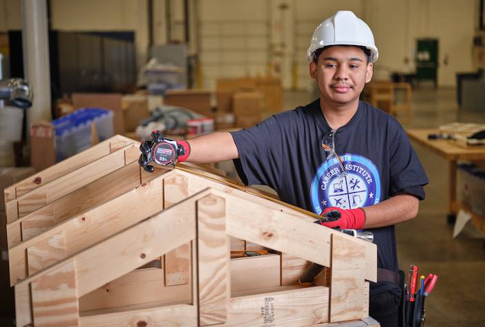 Estudiante sigue su sueño de ser carpintero en un Instituto de Profesiones de Dallas ISD