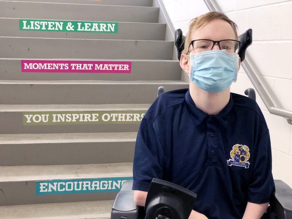 Gobernador reconoce a estudiante de Conrad por su colaboración en creación de videojuego que reproduce la experiencia de usar una silla de ruedas