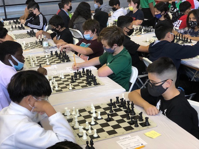 Número récord de estudiantes compiten en torneo de ajedrez para secundarias y preparatorias