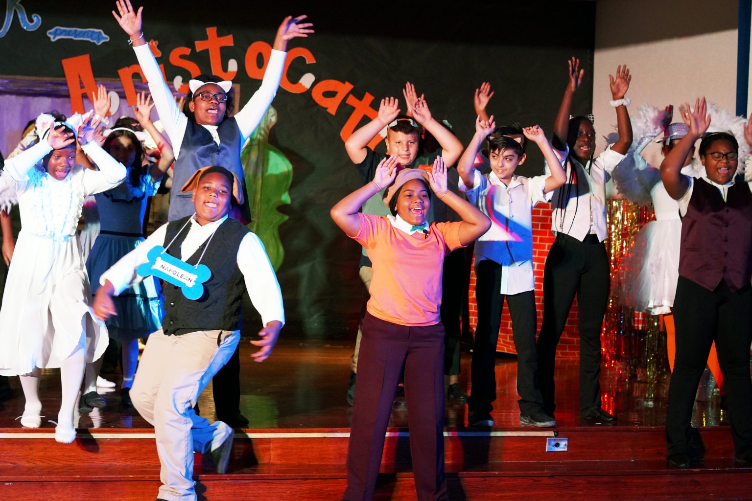 Actores profesionales orientan a estudiantes para la próxima producción de Disney Musicals in Schools