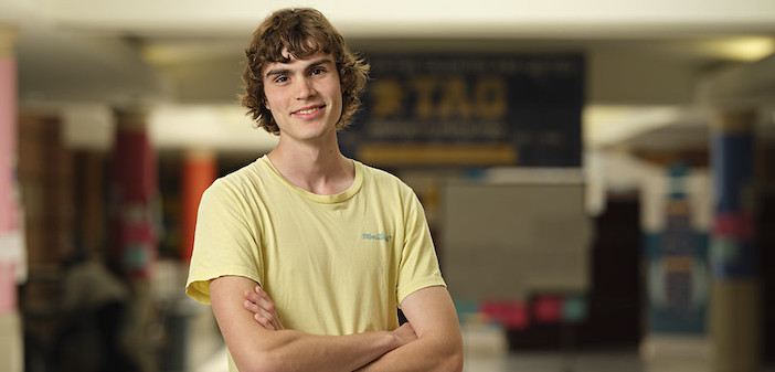 Estudiante de TAG de 12o grado, experto en tecnología, se convierte en aclamado codificador durante la preparatoria.