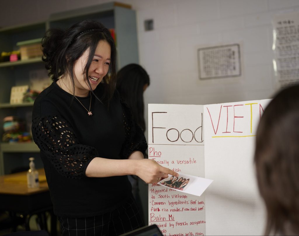 Enfoque en AAPI: Somyung Kim aporta un mundo de cultura e ideas a sus alumnos   