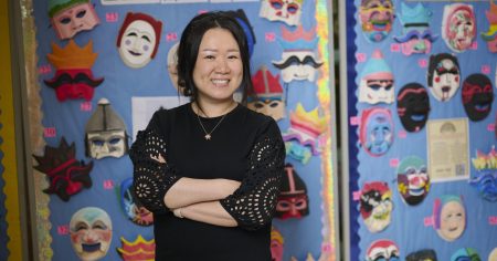 Enfoque en AAPI: Somyung Kim aporta un mundo de cultura e ideas a sus alumnos   
