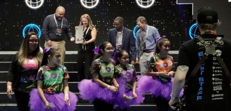 Líder mundial de robótica educativa nombra a Dallas ISD como socio del año