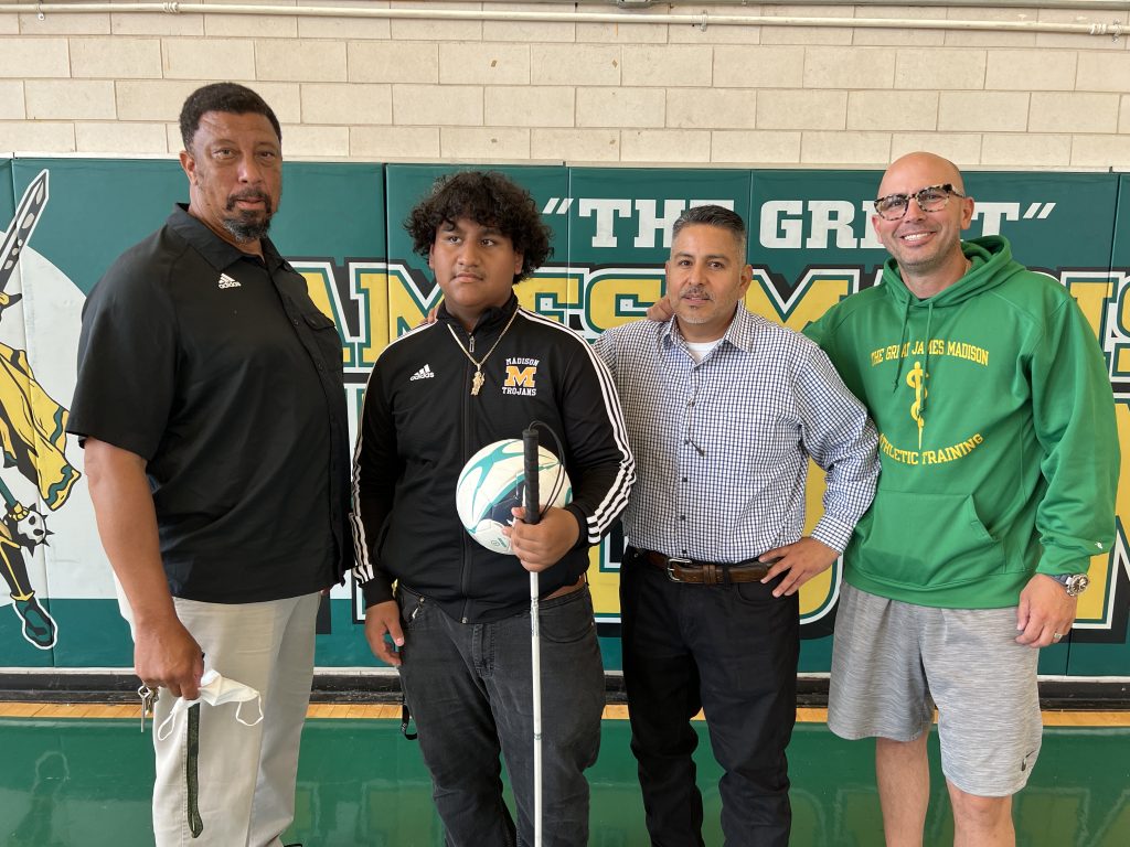 Equipo de Servicios Especiales ayuda a estudiante de Madison High School a cumplir su sueño futbolístico