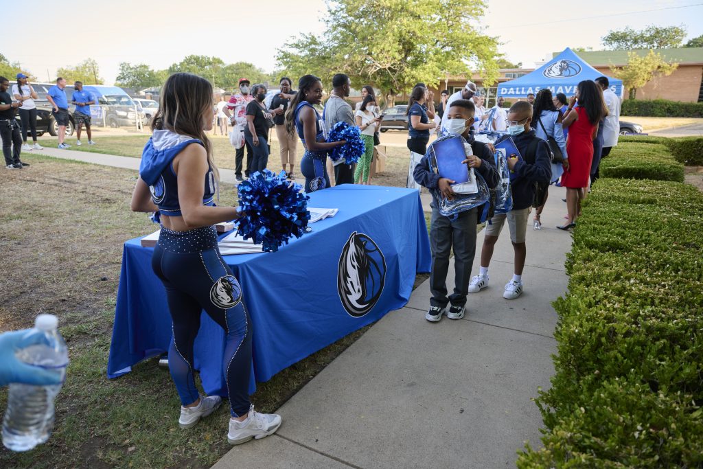 Mavs join superintendent to dedicate court, welcome intersession students