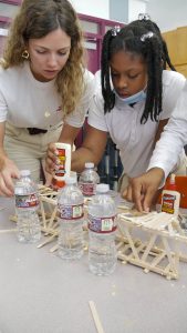 Estudiantes de STEM aumentan su aprendizaje en una competencia de construcción de puentes